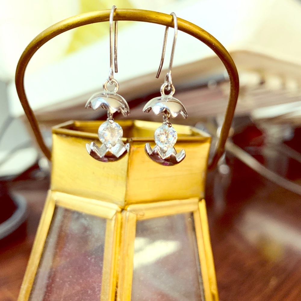 Cute cracked egg earrings